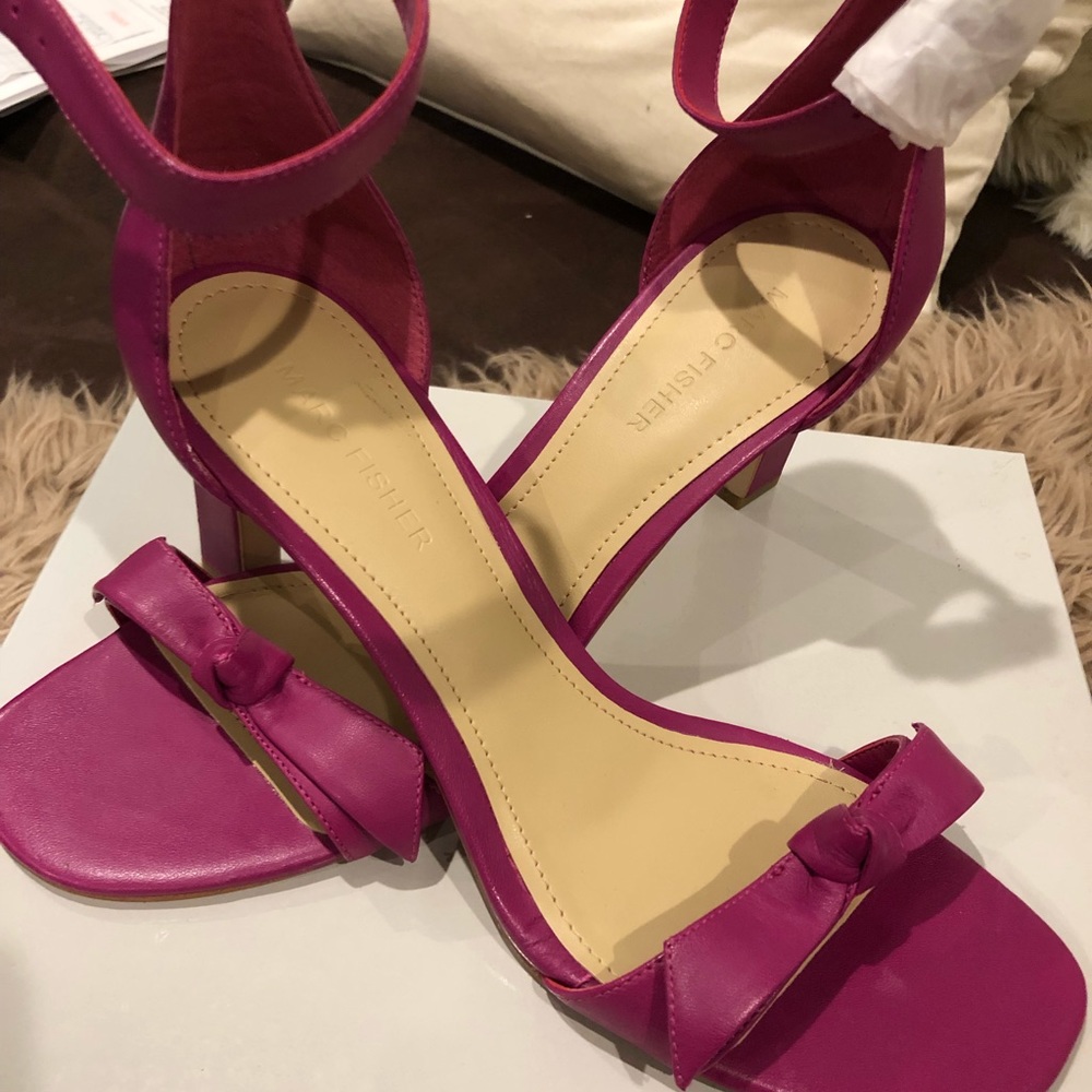 Brand New! Marc Fisher Magneta sandals Sz 9
